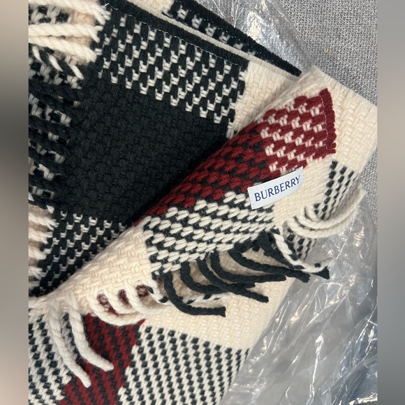 NEW $1,050 Burberry Jumbo Check Textured Wool Scarf - Picture 10 of 14